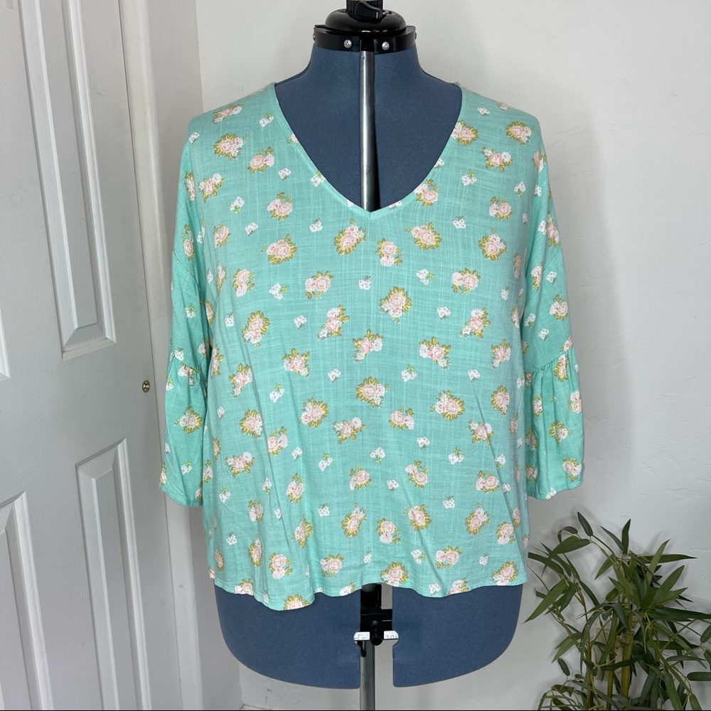 Love Fire Floral V-Neck Ruffle Sleeve Top NWT 2X